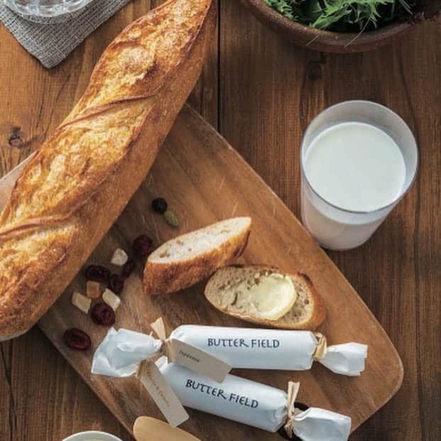 Komerco-コメルコ-さんのインスタグラム写真 - (Komerco-コメルコ-Instagram)「. 和洋食に合う万能フレーバー🧈 #とよとみフレーバーバター 「トリュフ」  北海道豊富町の良質な生乳からつくられた 上質なバターに イタリア産の白トリュフ塩をブレンド。  香りがよく、熱を加えると香りがより広がります！  トーストや熱々のごはんにのせたり、 卵かけごはんにもおすすめです🍚  ------------------------------- フレーバーバター/トリュフ徳用100g  https://komer.co/products/2AR75Ejzpy6ogukJ2drU  ▷こちらの作品はKomercoアプリとWebサイトでクリエイターから直接ご購入いただけます。 ホーム画面の検索窓で「フレーバーバター」と検索してください🔎  ▷Web版はプロフィールリンクから📲 @komerco_official  ▷iOS版アプリのダウンロードはAppStoreにて「Komerco」または「コメルコ」と検索🔎 -------------------------------  #komerco #コメルコ #cookpad #クックパッド #komercoごはん #料理をもっと楽しく #おうちごはんを楽しもう #おうちごはん #instafood #foodpic #cookinglove #手しごと #komercoフード #北海道 #豊富町 #川島旅館 #フレーバーバター #butter #バター #トリュフ #トリュフバター #土曜はナニする #tkg #卵かけご飯」2月27日 9時08分 - komerco_official
