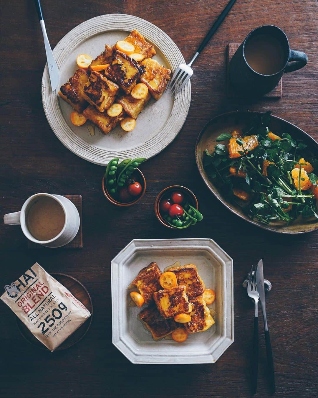 美紀さんのインスタグラム写真 - (美紀Instagram)「0227 Saturday T's breads morning 今朝は #Tさんの角食 で フレンチトーストモーニング  オーツミルクと卵液に一晩漬け込み ふんわりふわふわ〜  好物の旬の柑橘いっぱい 不知火はクレソンサラダに 金柑はフレンチトーストに  私はオーツミルクのチャイティー Tさんはカフェオレ マイナー フィギュアズの オーガーニック・オーツミルク ローカロリーで美味しい◎  キッチンに2人並んで朝食準備 Tさんがフレトを焼いて 私は盛りつけ Tさん、、、大盛り（笑）  みなさん、よいSaturdayを！  #Tさんの手作りパン #miki_life #miki_home」2月27日 9時11分 - miki_rolleilife