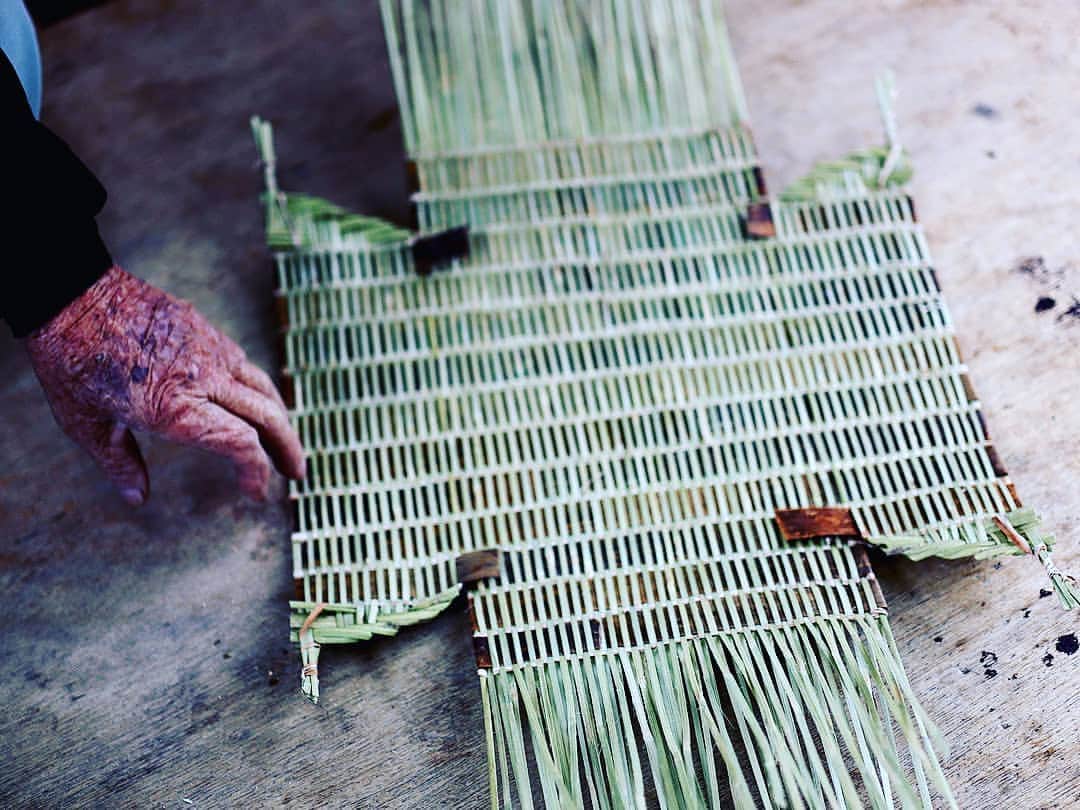 竹虎さんのインスタグラム写真 - (竹虎Instagram)「箕は日本各地で様々なものが作られて来たので、それぞれの地域で身近にあった自然素材を活用して作られています。 . 西日本では網代編みの箕が多く編まれてきたのですが、そんな中で鹿児島日置の箕はゴザ目編みであり、普通あまり使われない蓬莱竹と桜皮が使われています。 . 非常に特徴的な箕で美しい工芸品としても通用しそうな竹細工ですが、実は何とそっくりな竹細工が遠く離れた東北宮城県にあるのです！何故？これほど遠く離れた地域で？これだけ素材も作りも似ているのか？ . 竹と日本人の関係は遥か古より数千年の歴史がありますので何か自分達の知りえない不思議な浪漫を感じずにはいられないのです。 . #竹虎 #虎斑竹専門店竹虎 #山岸竹材店 #竹虎四代目 #TAKETORA  #竹製品 #竹細工 #竹工芸 #竹 #不思議な箕の話 #日置箕 #basket #japan #bag #bamboo #bamboocraft #interior  #籠 #かご #エコ #インテリア #収納 #謎とロマン #バスケット #日々の暮らし #暮らしを楽しむ #竹のある暮らし #職人 #箕 #肥籠」2月27日 9時12分 - taketora1894