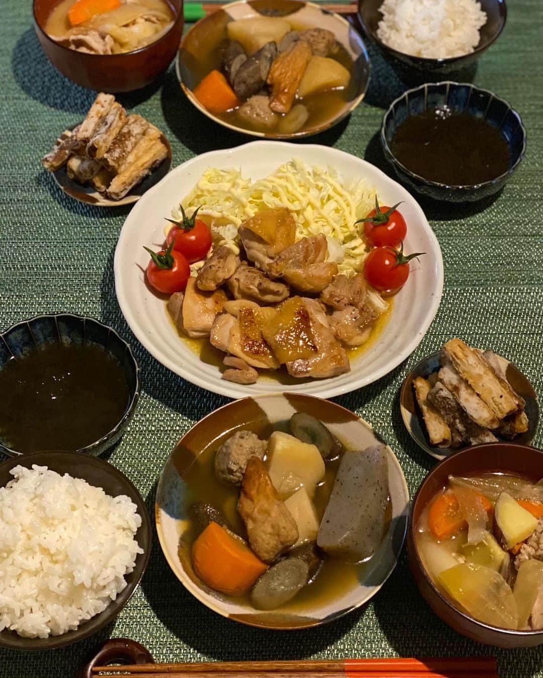のインスタグラム：「🍳♡ 寒いとおでんが食べたくなりますね😋🍢 ・ 🥢お品書き🥢 ★ガーリックバターチキン ★おでん ★もずく酢 ★ごぼうの唐揚げ ★ご飯 ★豚汁 ・ 👩🏻‍🍳ガーリックバターチキン バター20g/醤油酒みりん 各大さじ1 /砂糖大さじ2分の1/にんにくチューブお好みの量 ①フライパンにごま油を敷いて鶏肉を焼く ②混ぜ合わせた調味料を入れて絡めれば完成♡ ・ そろそろ暖かくなってほしい😂🌸 ＊ #homedinner #cookingmama #mamafood #boymama #おうちごはん #家庭料理 #料理好き #晩御飯 #鶏肉レシピ #おでん #男の子ママ #母乳育児 #阪本智子」