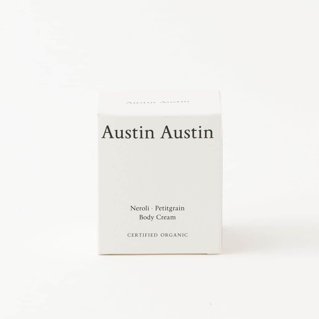 LOVELESS/GUILD PRIME 公式アカウントさんのインスタグラム写真 - (LOVELESS/GUILD PRIME 公式アカウントInstagram)「Austin Austin   neroli & petitgrain body cream 画像をタップで詳細をご覧いただけます。  ■Austin Austin(オースティン・オースティン) 70年代にイギリスで自然派食品専門店をオープンしたリチャード・オースティンと、調香師でアートに造詣の深いベッシー・オースティンの父娘が、イギリス・ノーフォークにて創業したオーガニック認証ブランド。  ヴィーガン(少量のミツロウを配合したボディクリームは除く)であることを徹底したオースティン・オースティンの商品開発は、遺伝子組換え原料や環境毒性のあるものは一切しておらず、リチャードがもつ薬学やハーブの知識と、英国伝統のレシピを洗練したハンドメイド製法で植物本来の力を最大限に引き出しています。 オーガニックの可能性を試みる、プレミアムな原料を贅沢にブレンドし、リッチなテクスチャーとムーディーな調香を意識して製作しています。 現在では、ロンドンの最先端ファションをリードする主要デパート「アレックス・イーグル」や、ベルリンの「ザ・ストア」など、高感度な人気セレクトショップでも取り扱われており、好評を博しております。 ロンドンとマドリードで活躍するクリスチャン・ニュービーのアートがシンプルに飾られたパッケージも、Austin Austinらしさを感じさせます。 「毎日使うものだからこそ、オーガニックの真価と本物の良さを体感して欲しい。」そんな親子の想いが詰まった製品です。  @austinaustinorganic  #loveless #loveless_select  #newseason #newarrival  #organic #organicskincare   #スキンケア #ボディーソープ #ハンドクリーム #ハンドソープ  #ボディクリーム #Austinaustin #オースティン #britishmade #ラブレス #ラブレスセレクト」2月27日 9時19分 - loveless___official