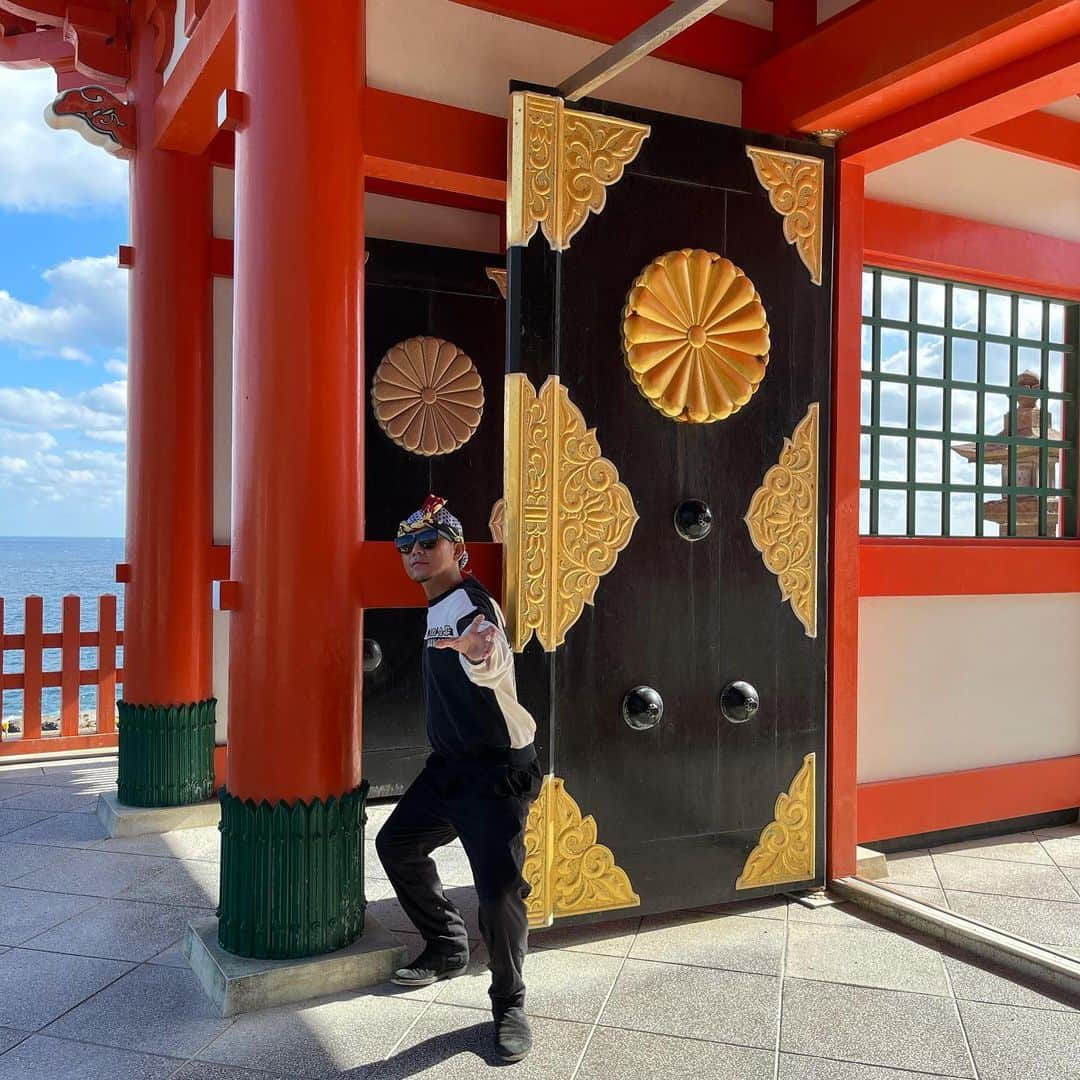 あっくんのインスタグラム：「#鵜戸神宮 #宮崎 恋が叶うと言われている神社。 宮崎県の南部にあって、すんごい遠いのに 恋の願いをするの忘れたよ。 あはは。  #神社 #shrine #次はあの子と行きたい #今度一緒に行かない？ #神社仏閣 #日本 #日本人 #japan #japanese #日本酒 #酒 #sake #japanesesake #パワースポッチャー」