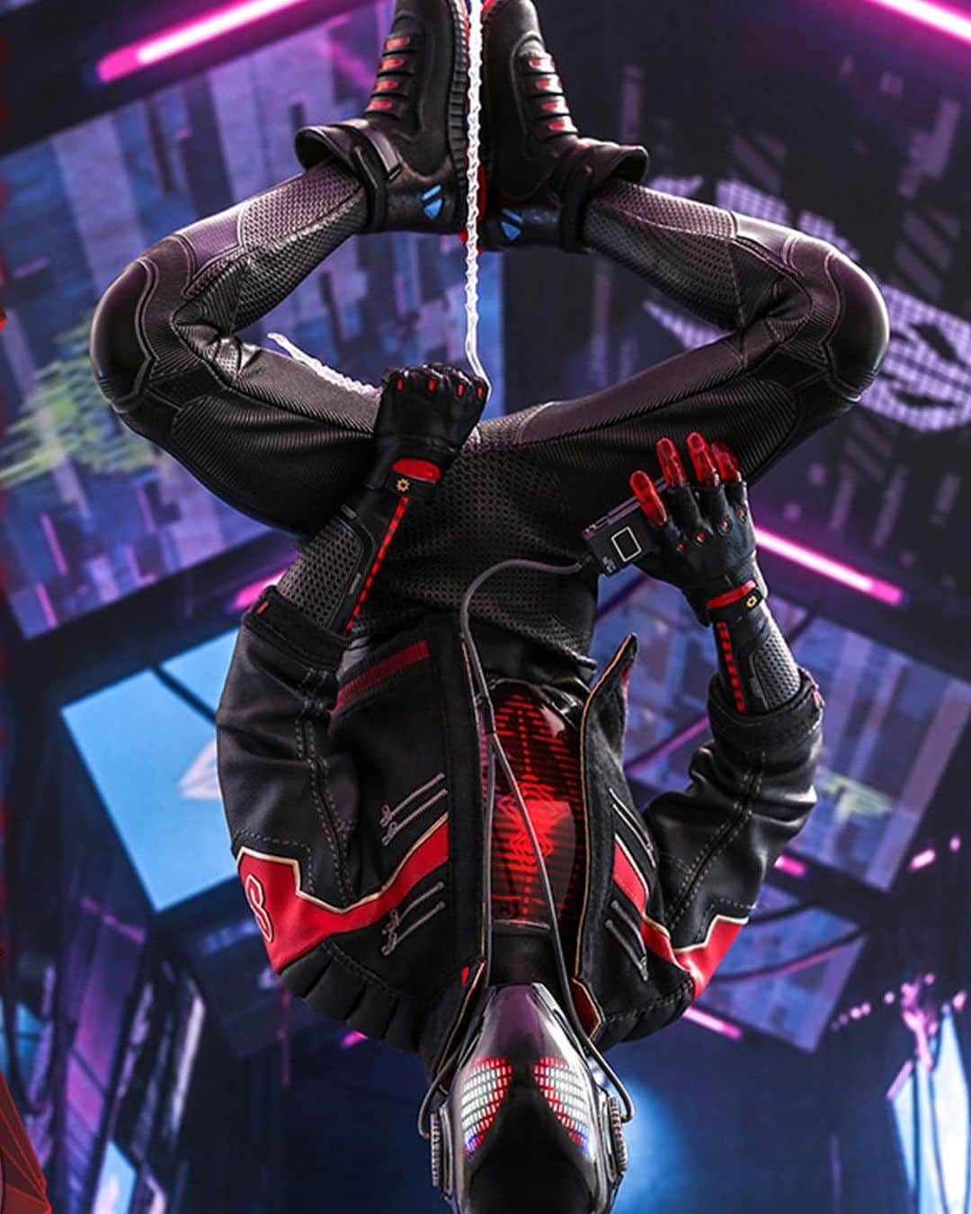 HYPEBEASTさんのインスタグラム写真 - (HYPEBEASTInstagram)「#hypeAF: @hottoyscollectibles has unveiled its latest 'Spider-Man: Into the Spider-Verse' figure featuring Miles Morales in his 2020 suit. The model recreates his highly futuristic superhero suit and boasts LEDs, more than 30 points of articulation, and five sets of hands to cover various gestures, including web-shooting and slinging. The figure is available for pre-order now for $290 USD.⁠⁠ Photo: Hot Toys」2月27日 9時30分 - hypebeast