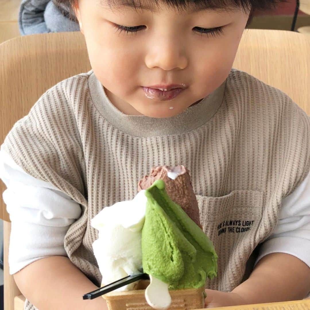 遼かぐらのインスタグラム：「抹茶味も食べました🍨 「しろとーチョコとーグリーン！」「マコはグリーンが好き！」と選びました。 抹茶なんて大人味食べれるのかな？と思ったら食べました😋 ただ、色が混ざっちゃうのが嫌みたいです。 7種類の味を楽しめるのに‥  怒りあったり泣いたりの時も多い2人ですが、本当は大好きで仲良し♡1歳差👧🏻👦🏻 会いたい会いたい言ってます(❀ฺ´艸｀)。* 姪っ子ちゃんの母性、女子力すごい♡  この4ヶ月、甥っ子姪っ子の刺激で成長したな👏  #2歳5ヶ月 #ジェラート #円山ジェラート  #ミルク味 #チョコ味 #抹茶味 #生後1ヶ月  #2歳差兄弟」