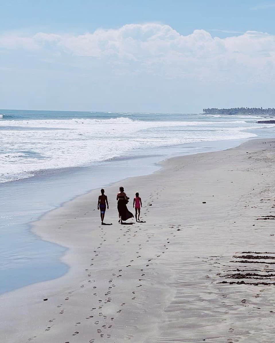 マイケル・クリムさんのインスタグラム写真 - (マイケル・クリムInstagram)「Beach strolls with your 🖤 ones!!! #bali #weekend @michelleowen」2月27日 9時24分 - michaelklim1
