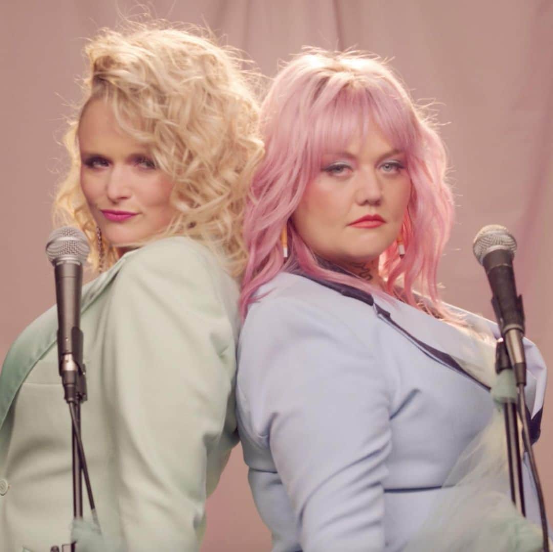 のインスタグラム：「From former tourmates to wedding singers 👰 @elleking and @mirandalambert know how to get the party going in "Drunk (And I Don't Wanna Go Home)" 🍺 ⠀⠀⠀⠀⠀⠀⠀⠀⠀ ▶️[Link in bio] #ElleKing #MirandaLambert」