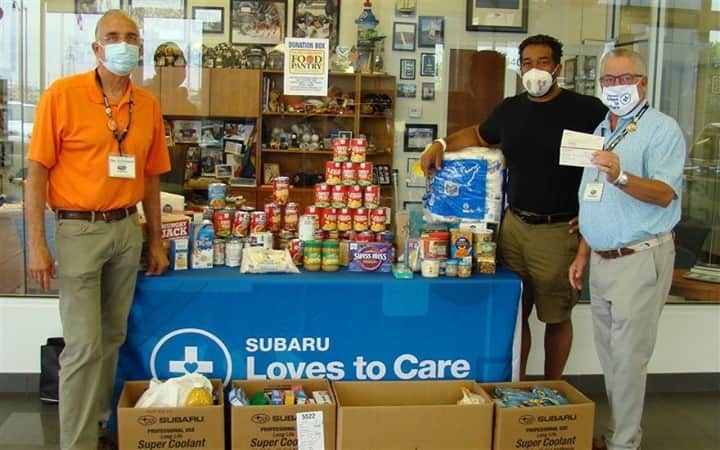 Subaru of Americaさんのインスタグラム写真 - (Subaru of AmericaInstagram)「This past Spring, @evanstonsubaru donated 119,000 of the 50 million meals to local food banks, like the Northern Illinois Food Bank, and the Niles Township Food Pantry, as well as held a Memorial Day Weekend Food Drive at their dealership.   Subaru and our retailers donated 50 million meals when the pandemic began, but the need is still so great that we are doing it again. Subaru, our retailers, and @feedingamerica are working to make meals available at 199 local food banks across the country. Click the link in our bio to learn how you can help! #SubaruLovesToHelp」2月27日 9時27分 - subaru_usa