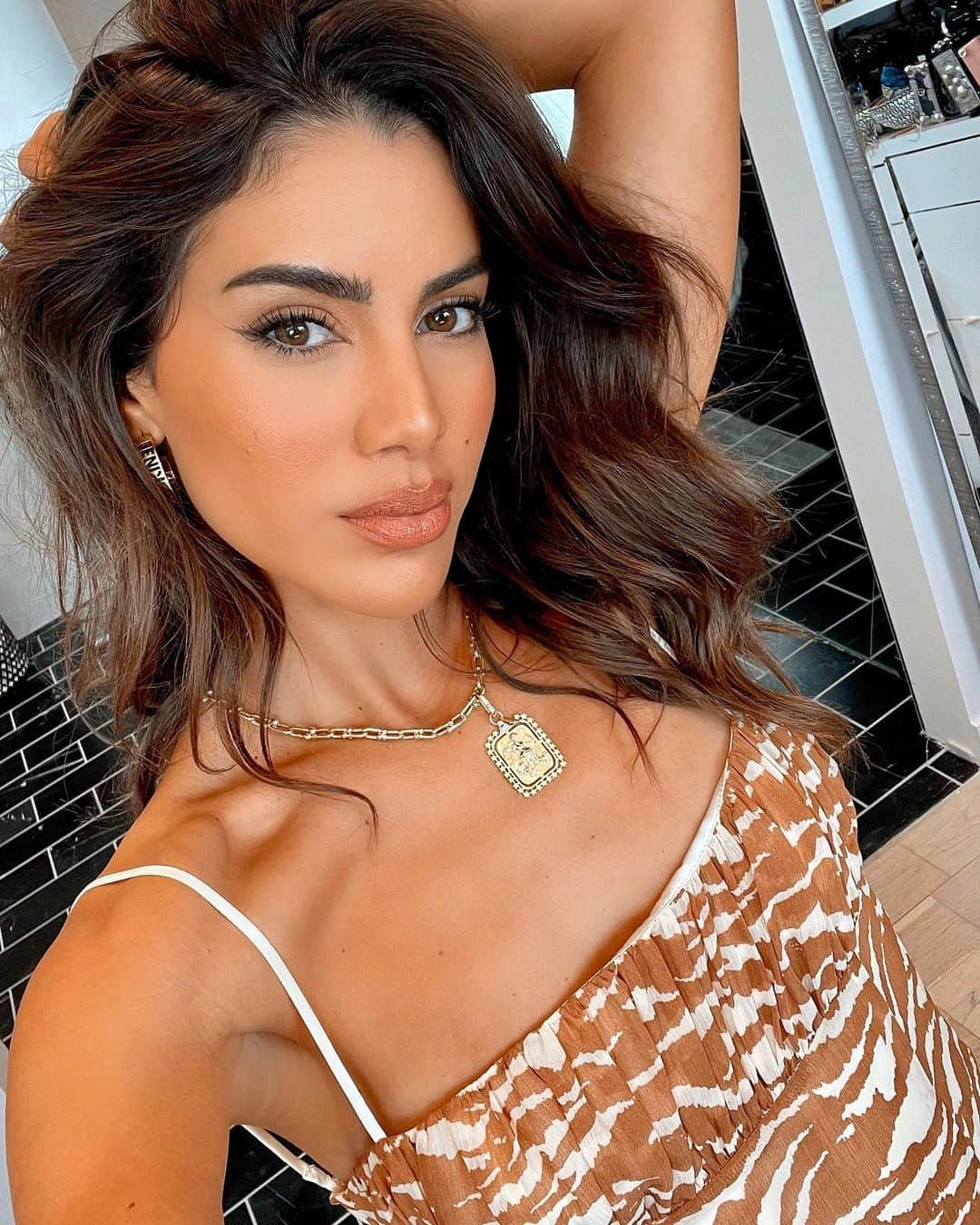 Camila Coelhoのインスタグラム：「Bronzed look today 🧡 Using @physiciansformula All-Star Face Palette for an effortless glow #physiciansformula #AllStarPalette #ad ———— Make mais bronze pra hoje! Deslize pro lado pra ver o vídeo! #maquiagem #beauty #makeup」