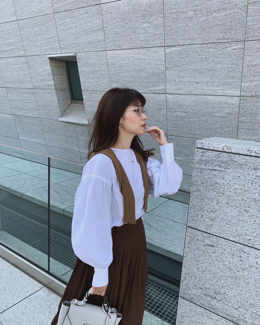 吉田奈央のインスタグラム：「久しぶりの眼鏡ちゃん💟  @gu_for_all_  のなんだけどコーデのポイント使いにすごく使えたよ👓 なにより安い！ 　  そしてブラウスコーデ。  2色のブラウンでちょっと雰囲気でたかな〜🤣🤎  ブラウスは、 @newans.official  今季めちゃくちゃ使ってる！ 質がいいから着心地も最高なのよ😏  ＊  そして先日はたくさんのDMありがとう💛 みんな優しすぎてこの日泣きました←まぢです。 メンタルをメタリック並みにしてターメリック食べて元気だします💭🤯🤯  ＊  #ブラウスコーデ#きれいめコーデ#きれいめカジュアル#スニーカーコーデ#春服コーデ#プチプラコーデ#ママコーデ#ハッシュニュアンス#メガネコーデ#gu_for_all#ジユジョ#着回しコーデ#30代女子#30代ママ#男の子ママ」