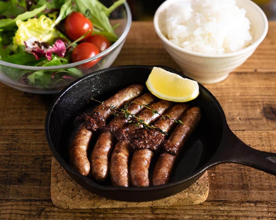 のインスタグラム：「How to make Cacao Jang Sausage ! ∴∵ゞ(´ω`*)♪ カカオ醬ソーセージ Cacao Jang Sausage  YouTube https://youtu.be/O4wiGtkRY44  #Youtube #instafood #yummy #cacao #sausagemaking #sausage #cacaojang #カカオ醬 #ソーセージ #カカオ #マスタード #mustard #skillet #スキレット #飯テロ #dinner #meat #foodstyling #food #cooking #foodporn #foodies #肉料理 #gourmet #grill #pork #beef」