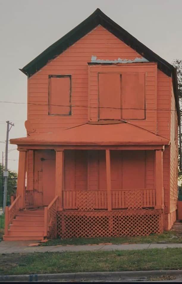 ニューヨーク近代美術館のインスタグラム：「In June 2014, Chicago-based artist Amanda Williams gathered together friends, family, and community members to paint a series of houses in the south side of Chicago that had been slated for demolition.  Curator Sean Anderson reflects on Williams’s "Color(ed) Theory Suite," exploring the social and political consequences of color and how the brightly painted houses return forgotten sections of the neighborhood to vibrant life.  Explore our collection work by work as we release a new #UNIQLOArtSpeaks video each Friday, and experience the painting in our fifth-floor galleries.  @uniqlousa is MoMA’s proud partner of #ArtForAll #MoMACollection #MoMANYC #AmandaWilliams @awstudioart @seanify22」