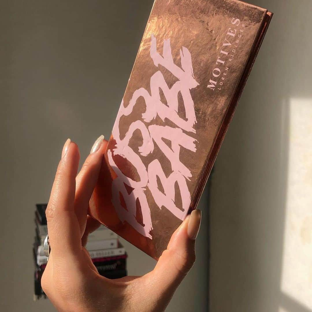 Motives Cosmeticsさんのインスタグラム写真 - (Motives CosmeticsInstagram)「Boss Babes, we finally made it to the weekend. 💋 Grab your favorite palette and let’s enjoy it with a good glam. Swipe to see the inside of this beauty! Tap the image to treat yourself 🖤   📷: @theartistsg」2月27日 9時35分 - motivescosmetics