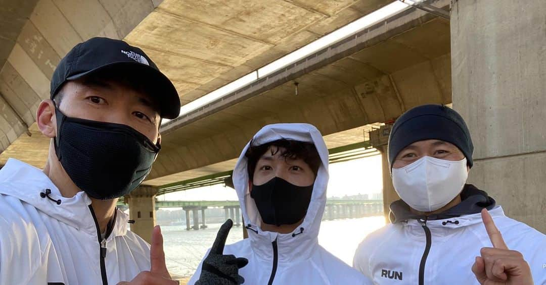 ジヌションさんのインスタグラム写真 - (ジヌションInstagram)「🏃‍♂️크루런 가볍게 10km #션 #임시완 #이영표」2月27日 9時35分 - jinusean3000