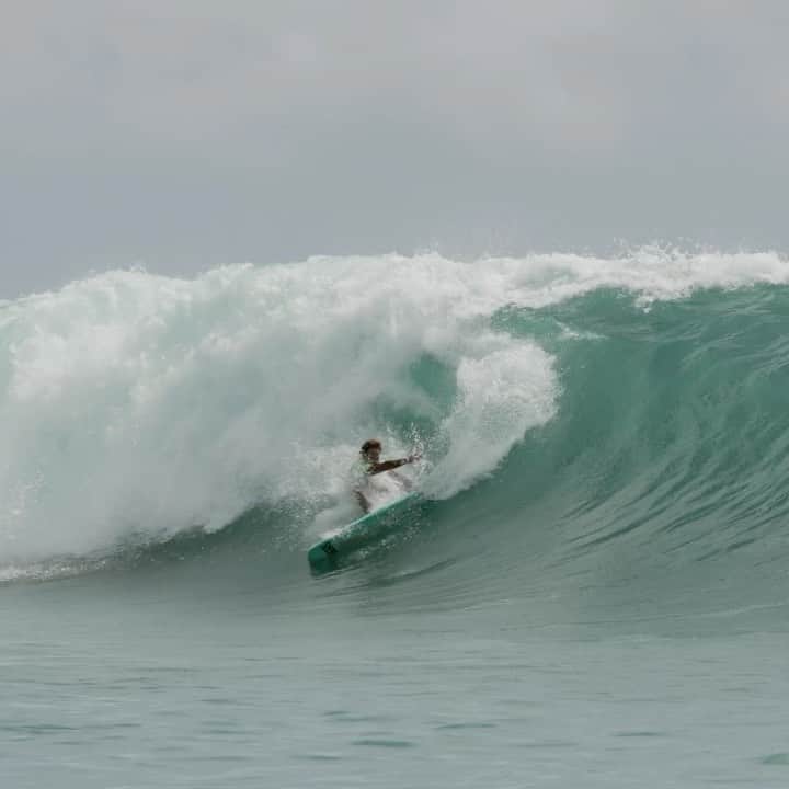 Surf Magazineのインスタグラム：「Pay attention kids. @nathanfletcher with a free lesson on the fashionably functional snap-stall.   Head to the site to watch 30 mins of unseen footage from Stab High Non-Chlorine. @vanssurf @monsterenergy」