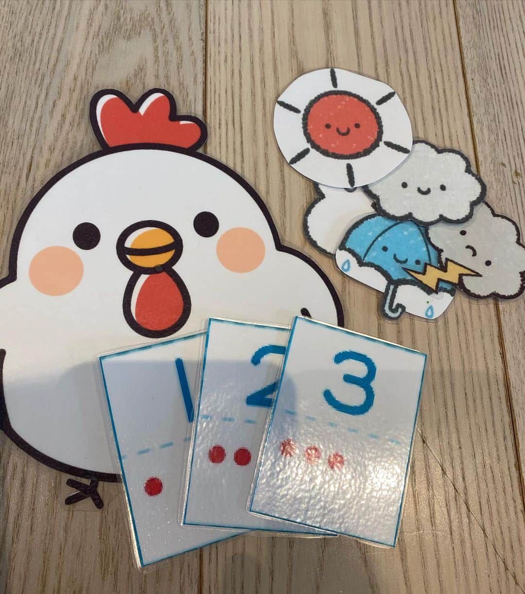 仁科仁美のインスタグラム：「せっせと息子のお勉強の教材を作るの巻♡  にわとりが卵を産みました🥚天気によって数が違います🥚足し算や引き算のお勉強💦  楽しいけど、細かくて疲れた💦笑」