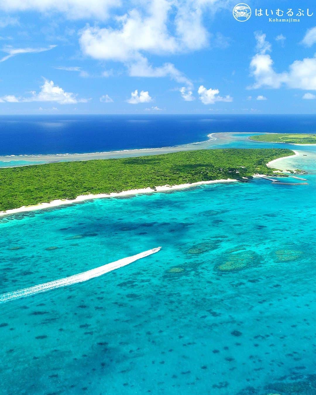 HAIMURUBUSHI はいむるぶしのインスタグラム：「小浜島・はいむるぶしから癒しの風景をお届けします。 日本最南端の西表石垣国立公園ないのサンゴ礁の海… 一度訪れたら忘れることのできない美しい海景に出会えます。 #沖縄 #八重山諸島 #新城島 #パナリ #シュノーケル #ツアー #空撮 #ドローン #小浜島 #リゾート #ホテル #はいむるぶし」