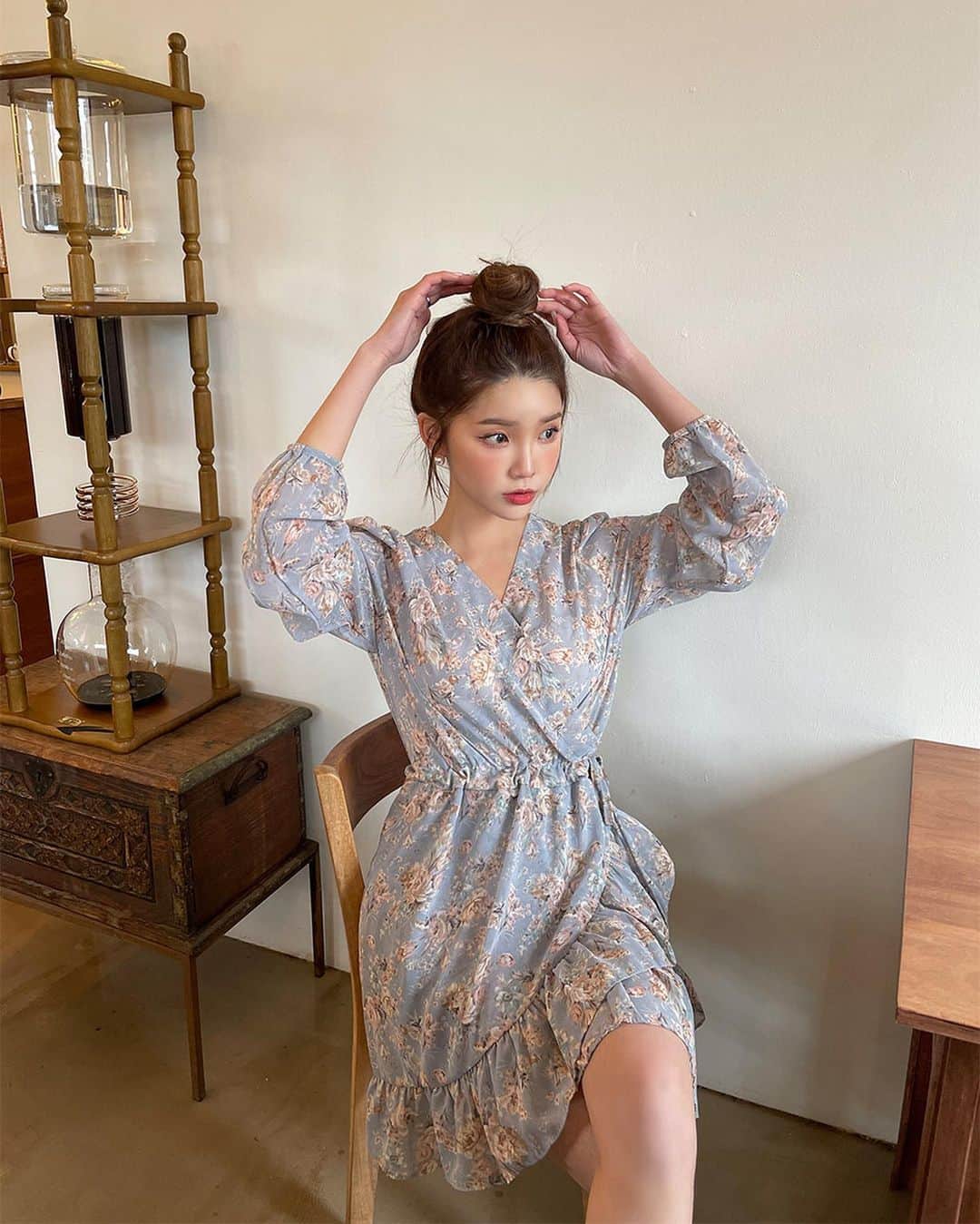 Chuuのインスタグラム：「봄 향기 가득한 플라워 랩 원피스! 살랑 거리는 쉬폰 소재 그리고 프릴 디테일로 츄멤님들이 좋아하는 느낌 다 담긴 원피스에요! 요거 입으면 남자친구 생길 것 같은 느낌🙊💕 CHUU in Jeju 한컷 구매 10%로 지금 만나보세요🧡  #chuu#츄#chuu_in_jeju #lovely_daily_look_chuu」