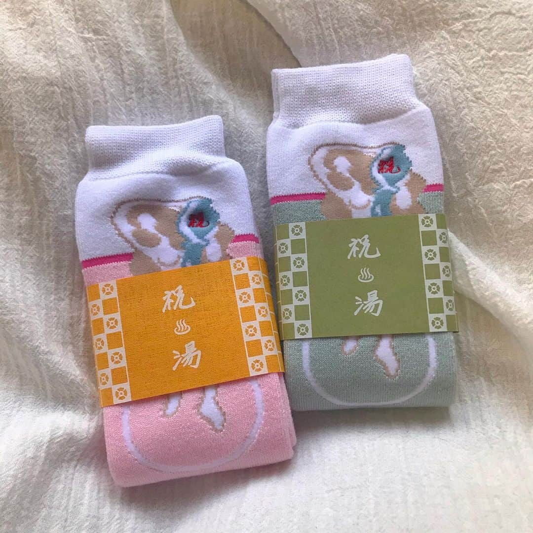 祝茉莉さんのインスタグラム写真 - (祝茉莉Instagram)「🐣祝湯socks再入荷しました 今回でおつうはんは最後です  銭湯巡りをしている時、お風呂あがり、ぽかぽかで可愛い靴下が欲しいなぁ。と思い作りました♨︎  足袋型、裸婦の持つ壺から湯(幸)が流れ、賞状書士の祖父の字を刺繍  ￥3,300(税込)  pink・blue free size cotton70% acryl30%  ❁⃘   2021.2/16～3/15の売上の30%を  ・中高生世代の10代女性を支える活動をしている、一般社団法人colaboさん @colabo.official   ・日本の入管問題を支援しているFREEUSHIKUさん @freeushiku #freeushiku   ・日本初の動物専門寄付サイト、公益社団法人アニマルドネーションさん @anidone_official   に寄付します👭🗺🐕  【本日】2/27 22:00～ liveします〜🪐 寄付先のことや、最近みつけた変なフルーツのことなど、ゆっくりはなす〜.。o○」2月27日 9時46分 - _shukumari_