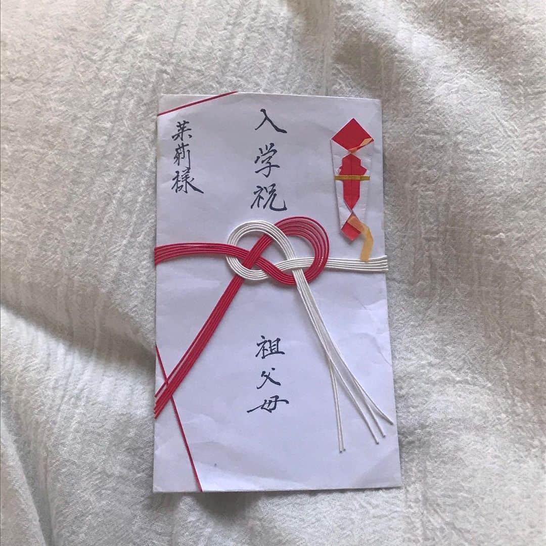 祝茉莉さんのインスタグラム写真 - (祝茉莉Instagram)「🐣祝湯socks再入荷しました 今回でおつうはんは最後です  銭湯巡りをしている時、お風呂あがり、ぽかぽかで可愛い靴下が欲しいなぁ。と思い作りました♨︎  足袋型、裸婦の持つ壺から湯(幸)が流れ、賞状書士の祖父の字を刺繍  ￥3,300(税込)  pink・blue free size cotton70% acryl30%  ❁⃘   2021.2/16～3/15の売上の30%を  ・中高生世代の10代女性を支える活動をしている、一般社団法人colaboさん @colabo.official   ・日本の入管問題を支援しているFREEUSHIKUさん @freeushiku #freeushiku   ・日本初の動物専門寄付サイト、公益社団法人アニマルドネーションさん @anidone_official   に寄付します👭🗺🐕  【本日】2/27 22:00～ liveします〜🪐 寄付先のことや、最近みつけた変なフルーツのことなど、ゆっくりはなす〜.。o○」2月27日 9時46分 - _shukumari_