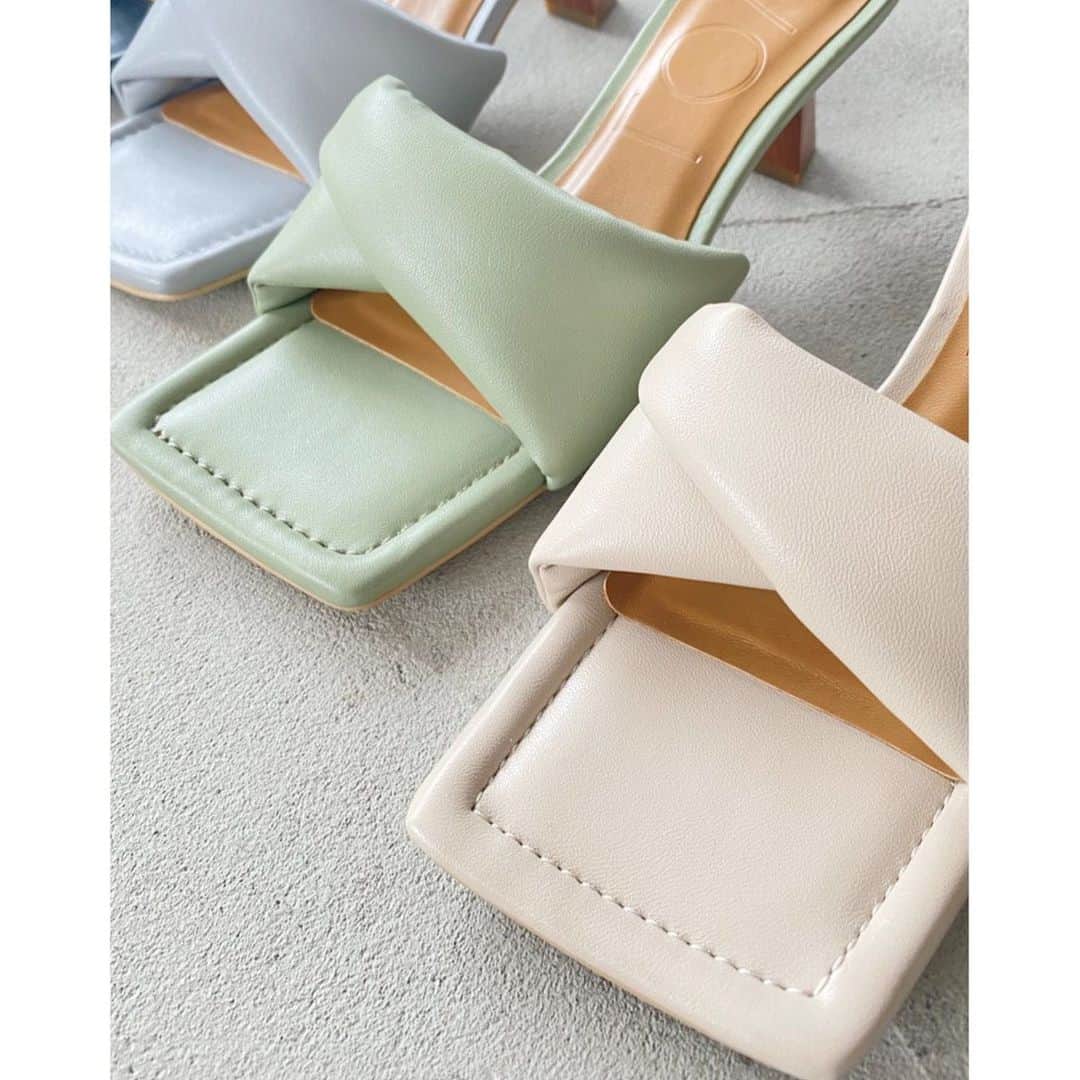 ベイビーピュアのインスタグラム：「スクエアサンダル(IQ9523) ¥7,200+tax ・ ぷっくりとしたデザインがポイント。柔らかくて履き心地も◎ ・  #EVOL#イーボル #21SS#SS21#SS#spring#summer #fashion#ファッション#shoes#靴#pumps#パンプス#sandals#サンダル#mule#ミュール#zozotown#ゾゾタウン」