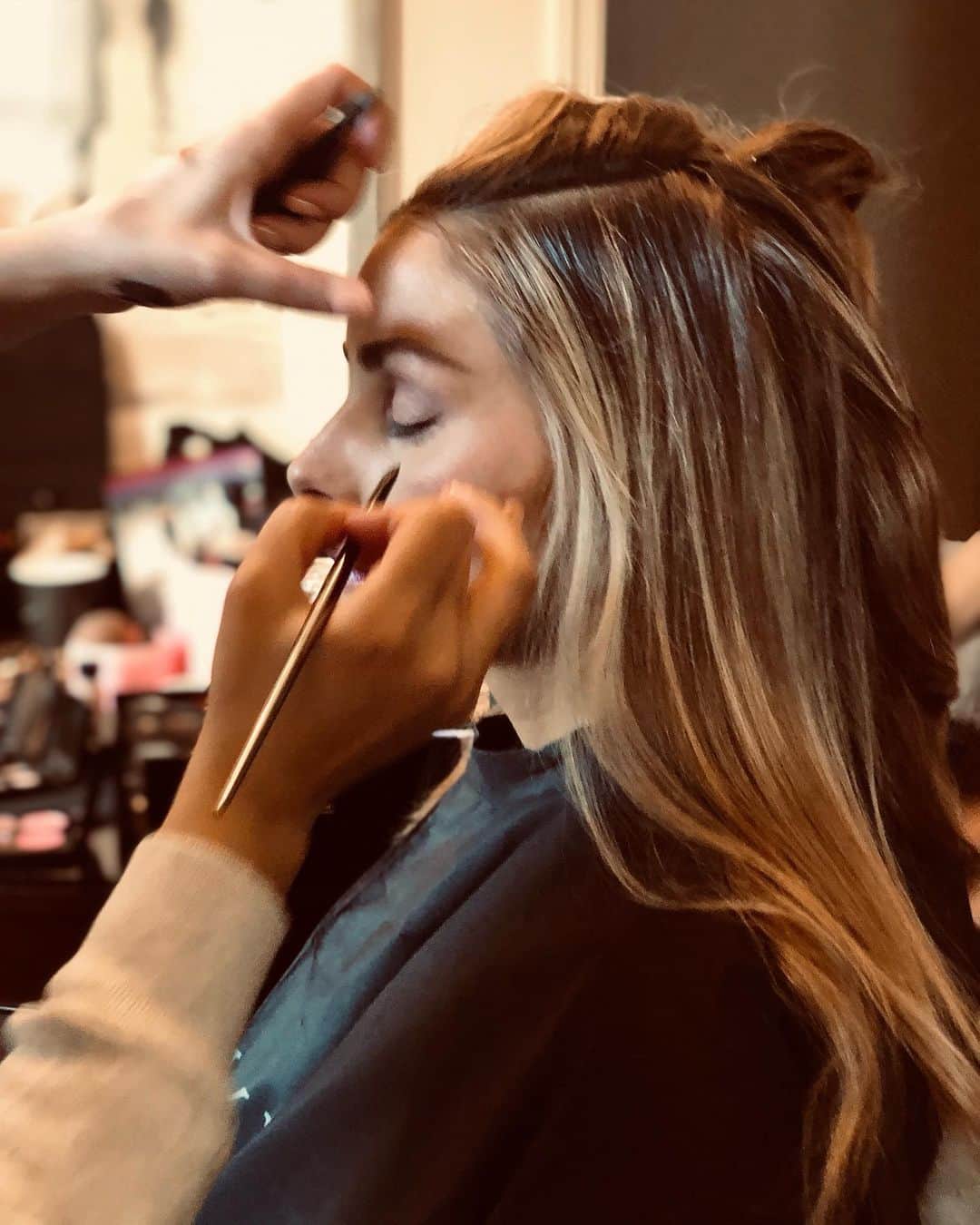 オリヴィア・パレルモのインスタグラム：「Good glam never goes out of style 💇🏼‍♀️💄 #backtoset #behindthescenes #comingsoon」