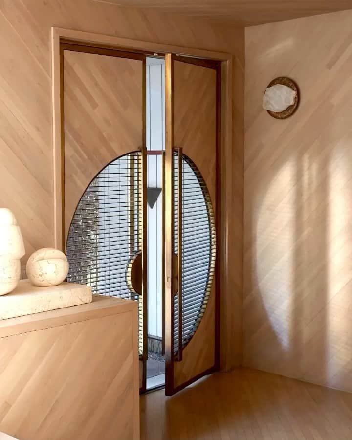 ケリーウェアスラーのインスタグラム：「HONEY, I’M HOME. First impressions are so important. When designing a residence, the entrance is an opportunity to create an amazing, special moment as we transition from outside in.   My Malibu beach holiday home has double front doors with a bronze frame and shutters that filter light inside – a sexy nod to the 1970s. While white cedar covers the exterior walls and the doors, I chose a contrasting material for the interior to feel like we are home. Bleached walnut in a diagonal pattern focuses the eye on the spectacular doorway. XK」