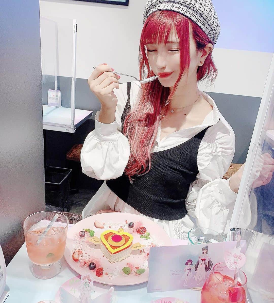 かえるちゃんさんのインスタグラム写真 - (かえるちゃんInstagram)「この前セーラームンコラボカフェ🍰 にいった❤️ ランダムグッズの開封ってドキドキだよね🥺 . 映画も後半楽しみ🎬 はやくみたいーーっ💋💋 ❤︎ ❤︎ #セーラームンカフェ   #東京 #脚フェチ #japan #ギャルコスプレイヤー #かえるちゃん #介護美容師 #撮影会モデル #ポートレート女子 #ポートレート撮影 #被写体モデル #good_portraits_world #hueart_life #lovers_nippon_portrait #pasha_magagine #portrait_shot #写真好きな人と繋がりたい #お洒落さんと繋がりたい #角色扮演  #얼스타그램 #팔로우 #셀피 #コスプレイヤー #バーレスクヤバイ #バーレスク東京 #ギャル #派手髪 #cosplay  #cosplayer」2月27日 9時49分 - k.kaeru