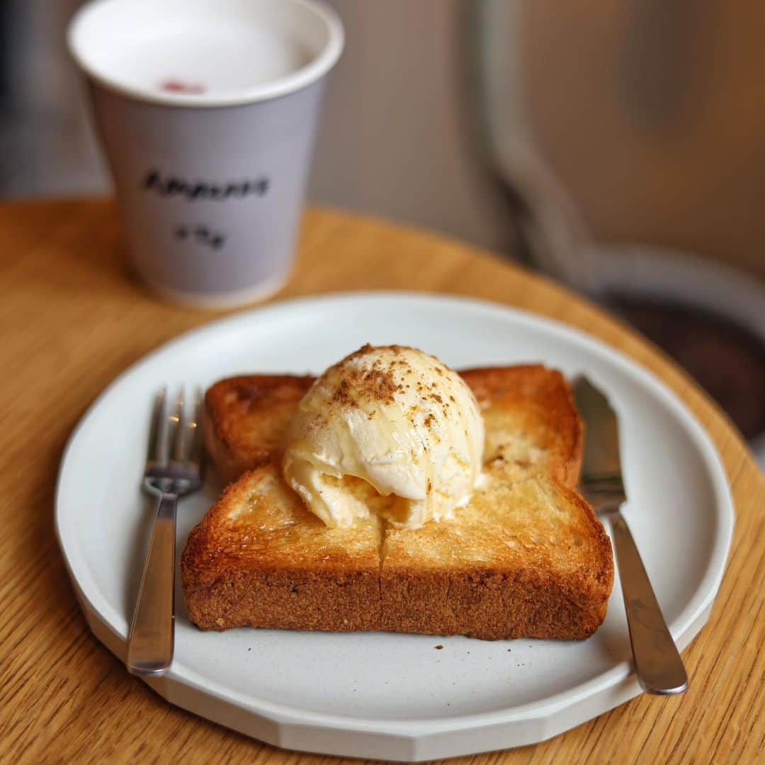 きょん。さんのインスタグラム写真 - (きょん。Instagram)「.  .  PATHFINDER XNOBU @pathfinder_cafe   身体が ぶるっとくる日に飲む 甘酒がすきです。  そんな甘酒を ラテで楽しめるなんて 最高じゃない？とか 思いながら アイスを乗せたトーストを 食べるという自己矛盾が 最高なのです、つまり。  #PATHFINDERXNOBU #osaka#breakfast」2月27日 9時51分 - kyon_tokiiro