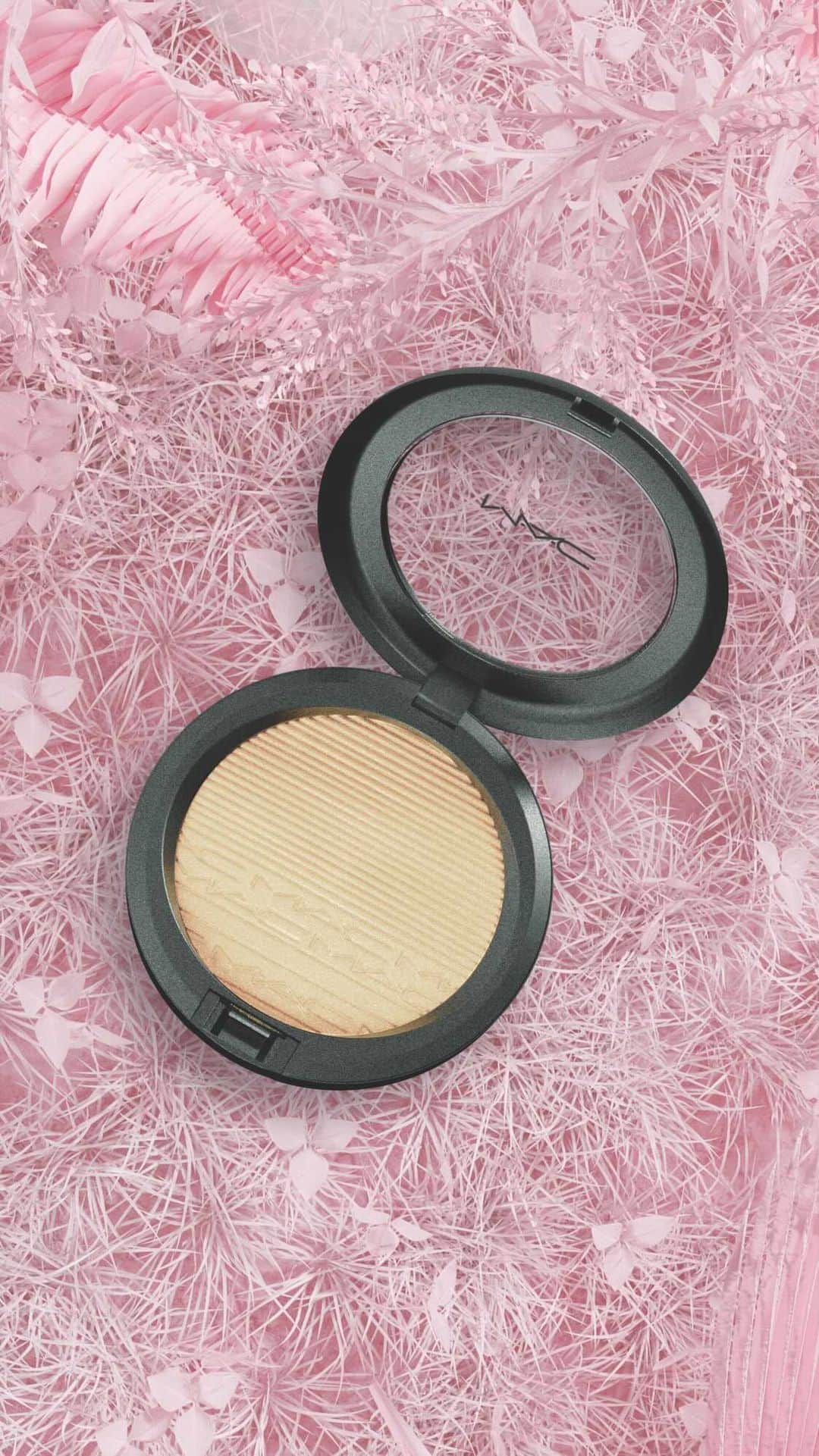 M∙A∙C Cosmetics Japanのインスタグラム：「エクストラ ディメンション スキンフィニッシュで作るプレミアムスキン✨ 使い方をマスターして、内側から輝くツヤ肌を手に入れて。」