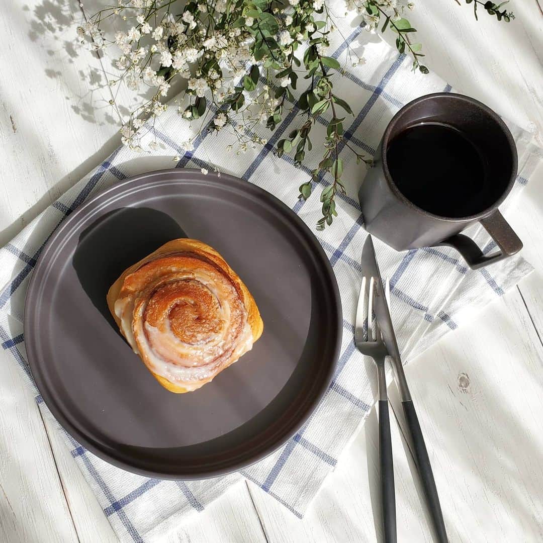 のインスタグラム：「. . . . . . ★#morning ★ . . . . 朝から旦那さんと子どもたちは ラグビーの練習でグランドへ出かけたので ひさびさに1人でゆっくり食べる朝ごはん😋🍴 . . . 甘〜いものが食べたい気分だったから ストック買いしておいたKALDIのシナモンロールを🎵 . . めずらしく自分で淹れてみた ブラックコーヒーとの相性が最高すぎて 朝から至福のひととき…☕❤ . . . やっぱり疲れてるときは甘いものに限るな〜🥰🥰🥰 .  . . . #シナモンロール#KALDI#カルディ#カルディ購入品#パン好き#おうちカフェ#暮らしを楽しむ#丁寧な暮らし#おうち時間#朝ごはん#モーニング#パン部#パンのある暮らし#パンのある生活#朝ごパン#おうちごはん#おうちごはん部#パン好きな人と繋がりたい#おうちcafe#おうちコーヒー#コーヒー好き#コーヒー好きな人と繋がりたい#コーヒーのある暮らし#写真好きな人と繋がりたい#インナービューティー#food#フーディーテーブル#aicokitchen13」