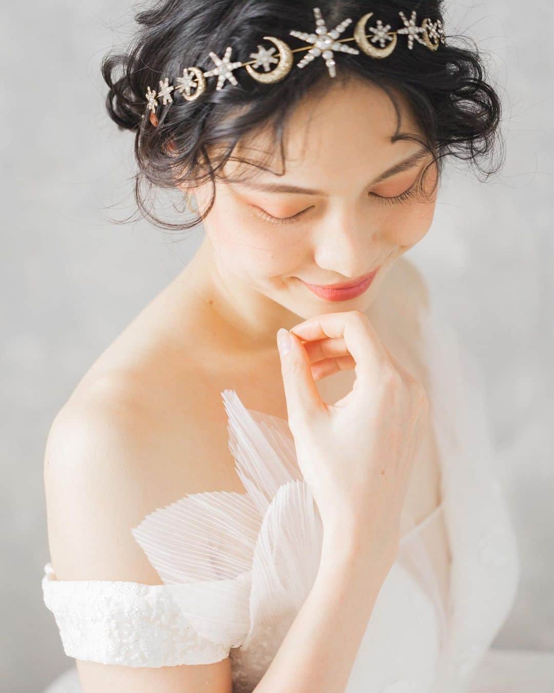 RabichePowのインスタグラム：「@luana_wedding.by_rabichepow  ルアナウェディング沖縄 . 最近お問い合わせが増えて 嬉しいです❤️ . ホームページが3月15日には 完成するかなっていう感じなんですが DMでも詳細お伝え出来ますので 是非沖縄や離島でのフォトウェディング ご検討くださいね💜 . 3月5日以降沖縄にいるのでこの期間指名料など無しで ヘアメイクは全て私がさせて頂きます❣️ . . 3月4月は埋まってきておりますので まずはお日にちだけでも早めに抑えて頂きたいです🙏 . 感染症対策もばっちりしてお待ちしております💕 よろしくお願い致します😊 . #ブライダルアクセサリー  #ヘアメイク#ルアナウェディング #ヘアアクセサリー#jenniferbehr  #ウェディングニュース」