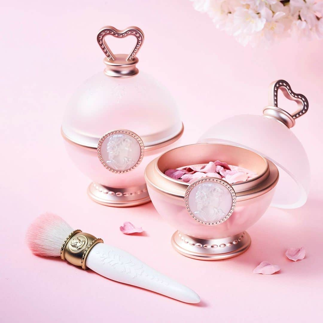 Les Merveilleuses LADURÉEのインスタグラム：「2021 SPRING COLLECTION Ⅲ⠀ 3月1日(月)発売⠀ ご予約承り中⠀ ⠀ 使うたび、春の幸福感を感じる限定ポットは、淡い桜の花弁が重なり合い醸し出すペールピンクゴールドにシェルのようなマーブルのカメオが施された限定カラー。ドレッサーに飾りたくなる優雅で上品なポットは、メイク時間を至福の時へと演出します。自分に、大切な方へのギフトにもおすすめです。⠀ ⠀ ＜数量限定品＞⠀ ◆フェイスカラー サクラ <チークカラー>　⠀ セット価格 11,000円(税込)⠀ 〔レフィル 限定1種 7,700円(税込)・ポット 3,300円(税込) 〕⠀ ⠀ ◆チーク ブラッシュ 6,600円(税込)⠀ (チーク ブラッシュはレギュラー商品になります。)⠀ ⠀ オンラインショップでもお求めいただけます。(一部サイトを除く)⠀ 詳細は公式サイトをご覧ください。⠀ ⠀ #lesmerveilleusesladurée #laduree #lmladuree #ladureemakeup #レメルヴェイユーズラデュレ #メルヴェイユーズ #ラデュレ #ラデュレコスメ #フェイスカラーサクラ #サクラチーク #サクラフェイスカラー #桜 #チーク #チークカラー #数量限定品 #春メイク #新作コスメ」