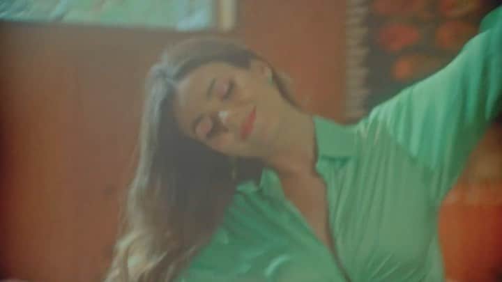 ヴィクトリア・ジャスティスのインスタグラム：「#Stay music video out now!! Directed by the brilliant human @alkalyk 🛸👽💚 link in bio」