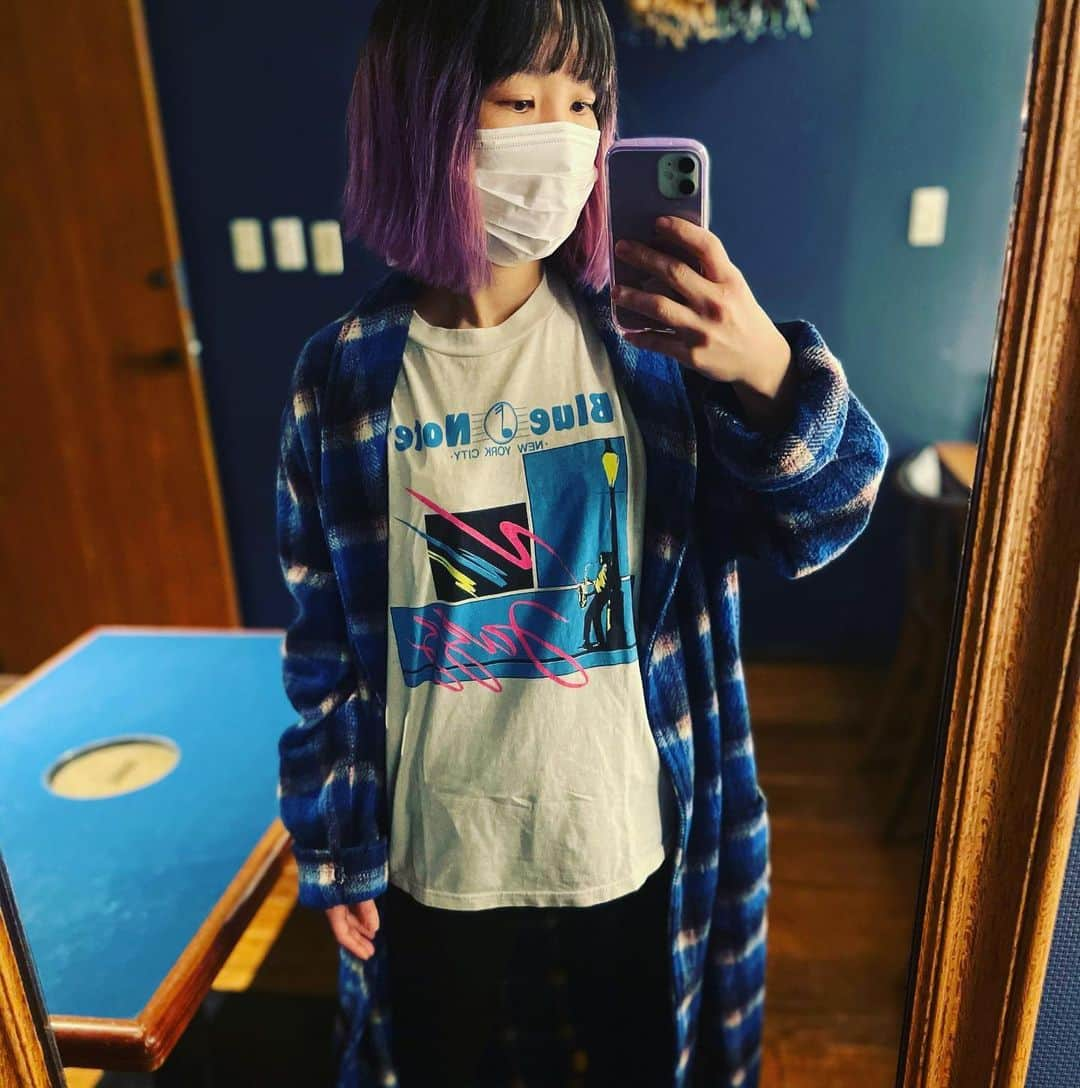 SAKIのインスタグラム：「小学生の時におとーちゃんからもらったブルーノートNYのTシャツ。 ちょーーー古着になってもいつまでもこのTシャツは私の心をスパークさせて絶対捨てなかった。 小学生のさきちゃん。 今日、ブルーノートに出るぞー！ このTシャツ着て張り切ってるぞー！ 涙が出るぜ😭」