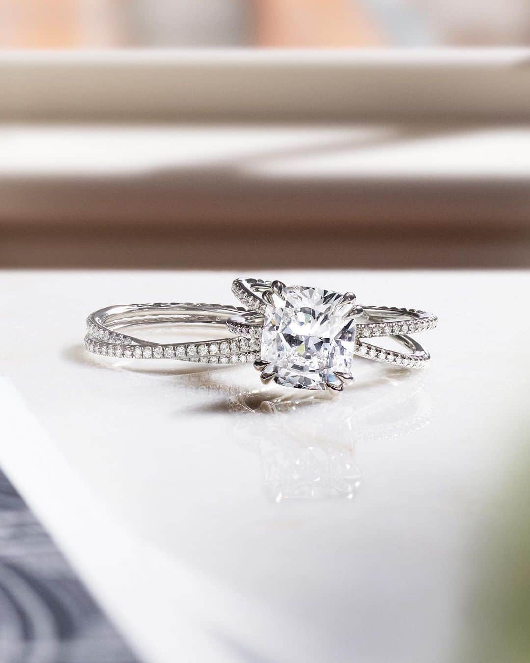 デビッドヤーマンのインスタグラム：「Symbols of true partnership. Our DY Crossover engagement ring and band were inspired by David and Sybil’s shared passion for art and design. Explore our wedding collections via our bio link. #DavidYurman」