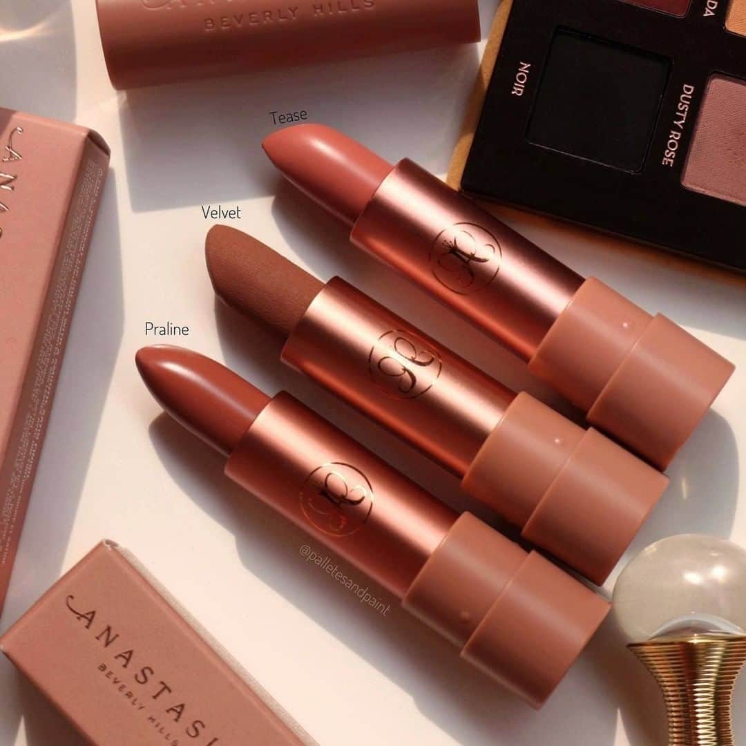 Anastasia Beverly Hillsさんのインスタグラム写真 - (Anastasia Beverly HillsInstagram)「Squad goals. Tag two of your most inseparable besties in the comments below! 💋💋💋 @palletesandpaint captures our velvety-smooth Matte Lipstick, alongside our creamy Satin Lipsticks. Each pops with full-pigmented color but with an ultra-comfy wearability. 💋💋💋  #anastasiabeverlyhills #abhlipstick」2月27日 10時09分 - anastasiabeverlyhills