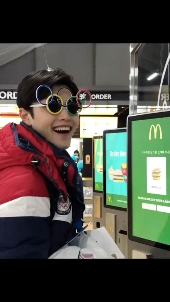 アレックス・シブタニのインスタグラム：「Mozzarella sticks are intriguing. 🤣 @maiashibutani @alexshibutani   #olympics #figureskating #mcdonalds #cheatmeal #siblings #mozzarellasticks」