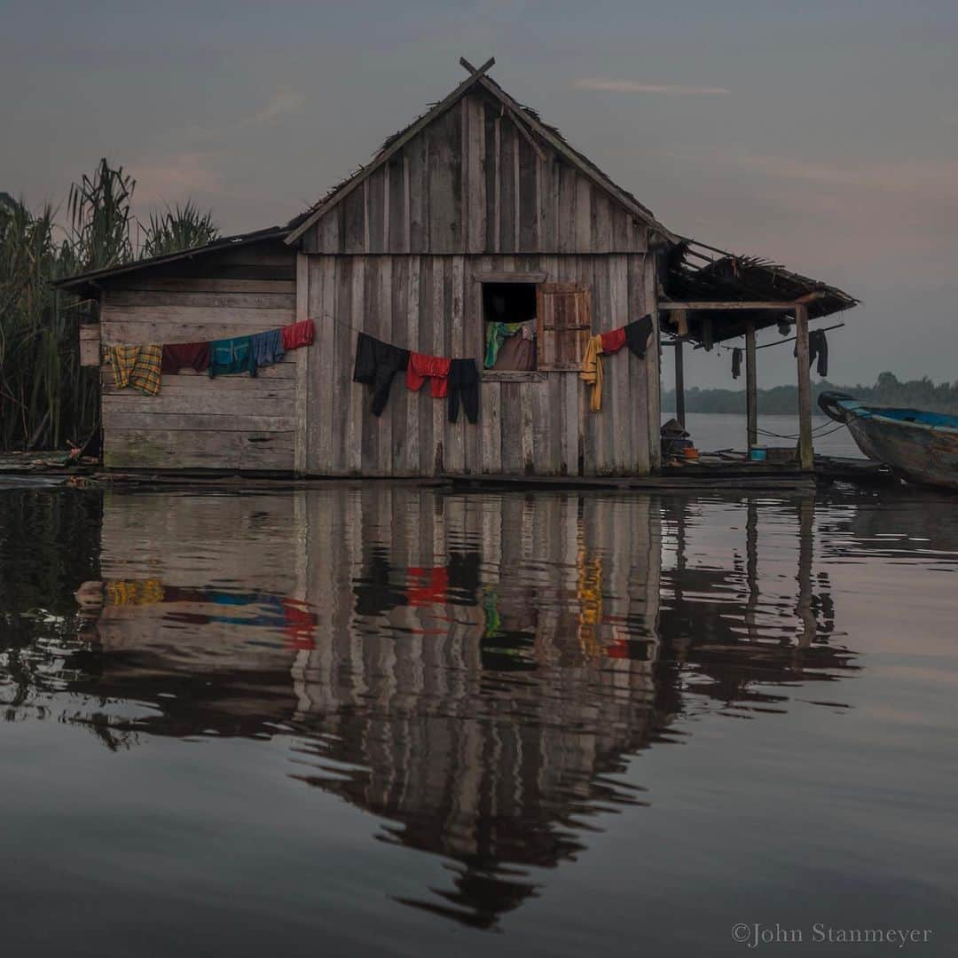 ジョン・スタンメイヤーさんのインスタグラム写真 - (ジョン・スタンメイヤーInstagram)「One morning along the Lalan River, waking up from the boat’s deck, I saw this loveliness of colors draped across the side of a home on the river in south Sumatra. I didn’t know @suzibb at the time, and now that I do, every time I see a laundry line, I think of her project called, Laundry Line Devine. More of the something simple, traveling internally during these continuing non-international travel Covid days, with outtakes from a story I did for National Geographic magazine, In Dire Straits. ⠀⠀⠀⠀⠀⠀⠀ from the @natgeo story #InDireStraits #fromthearchives #indonesia #sumatra #lalanriver #laundryline #home #colors #sunrise #laundrylinedivine」2月27日 10時22分 - johnstanmeyer