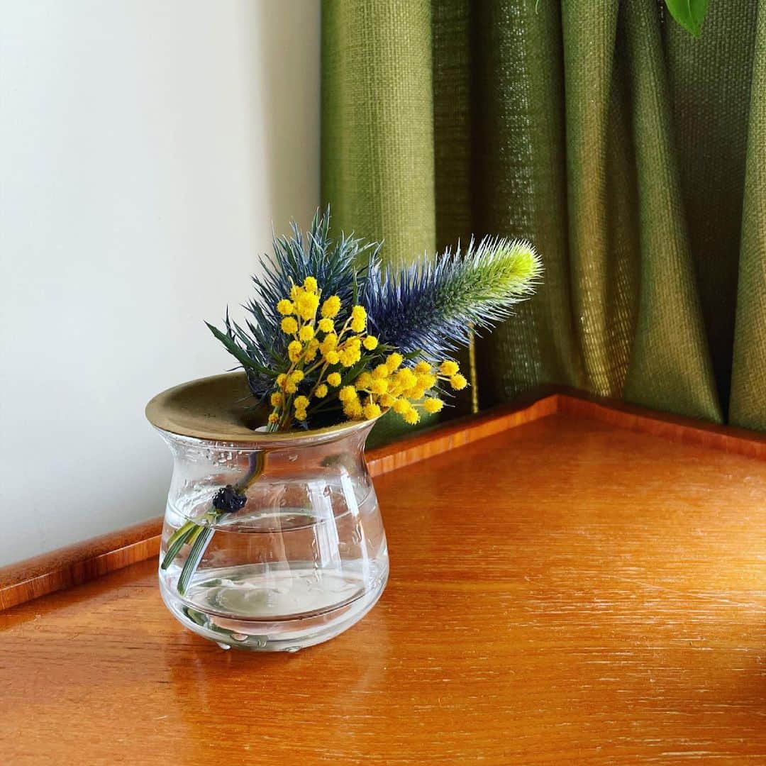 gracocoro Ryoko ONLINE SHOP＜グラこころ＞のインスタグラム：「ちょっとお花があると 「かわいいねぇ👧👦」と 言ってくれるのに、ほっこり🥰  このkintoの花瓶、さっと飾っても 位置が決まりやすく良き♡ おっきいのも買おうかな♡  #kinto #kintojapan #kintoluna #ミモザ」