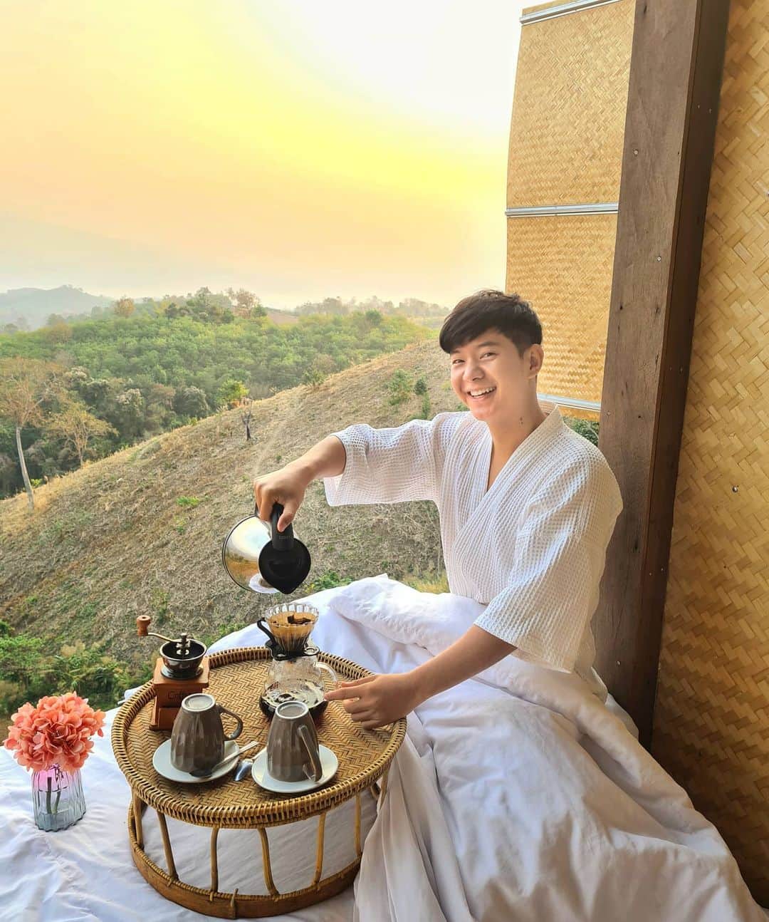 アイス・サランユーのインスタグラム：「When I drip☕ Will you drip? Will we drip? มา ดริบ กันที่ สุดขอบฟ้า ม่ะ @campsudkobfah  #campsudkobfah  #NAN #แคมป์สุดขอบฟ้า  #น่าน #เที่ยวทั่วไทยกับไอซ์ศรัณยู」