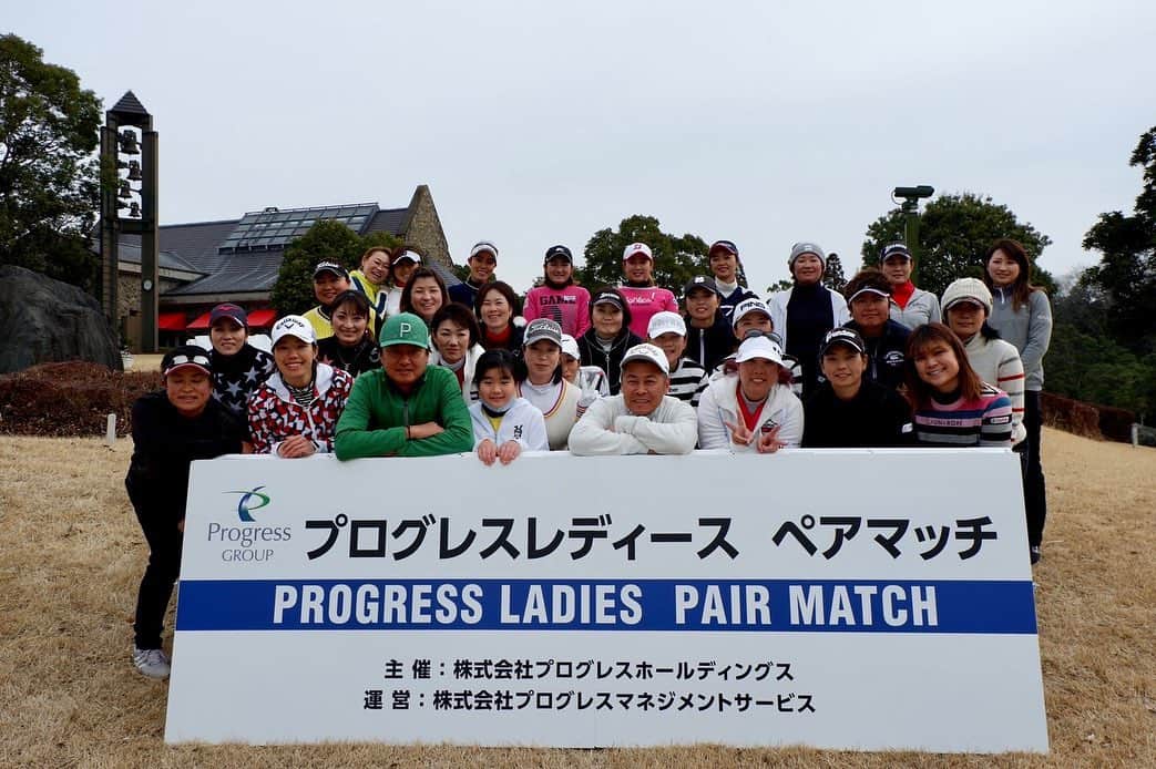 川満陽香理のインスタグラム：「プログレスホールディングス　ペアマッチ 14組の女子プロで対決🔥  私は仲良しの倉田珠里亜ちゃん @julia.kurata と♡エントリーしてからずーっと楽しみにしていたんです♡  3本しか使えないシバリルールのホールがあったりイベントが多くて面白かったです‼︎ 誘ってくれたさつき @satsuki.oshiro まりか @komiya.marika ありがと〜☺️ 清水社長、ありがとうございました‼︎ #プログレスホールディングス   ☆☆☆ そして‼︎ 急きょ、 #ダイキンオーキッド へ推薦をいただき出場できることになりました🥺✨ １日1000人のギャラリーを入れての試合、久しぶりです。 試合の新しい形への取り組みに、一緒にチャレンジしていきたいと思います👍👍👍  #女子ゴルフ #女子プロゴルファー  #ゴルフ5  #カストロール #ブエノスカリン #よかせっけん #タイトリスト」
