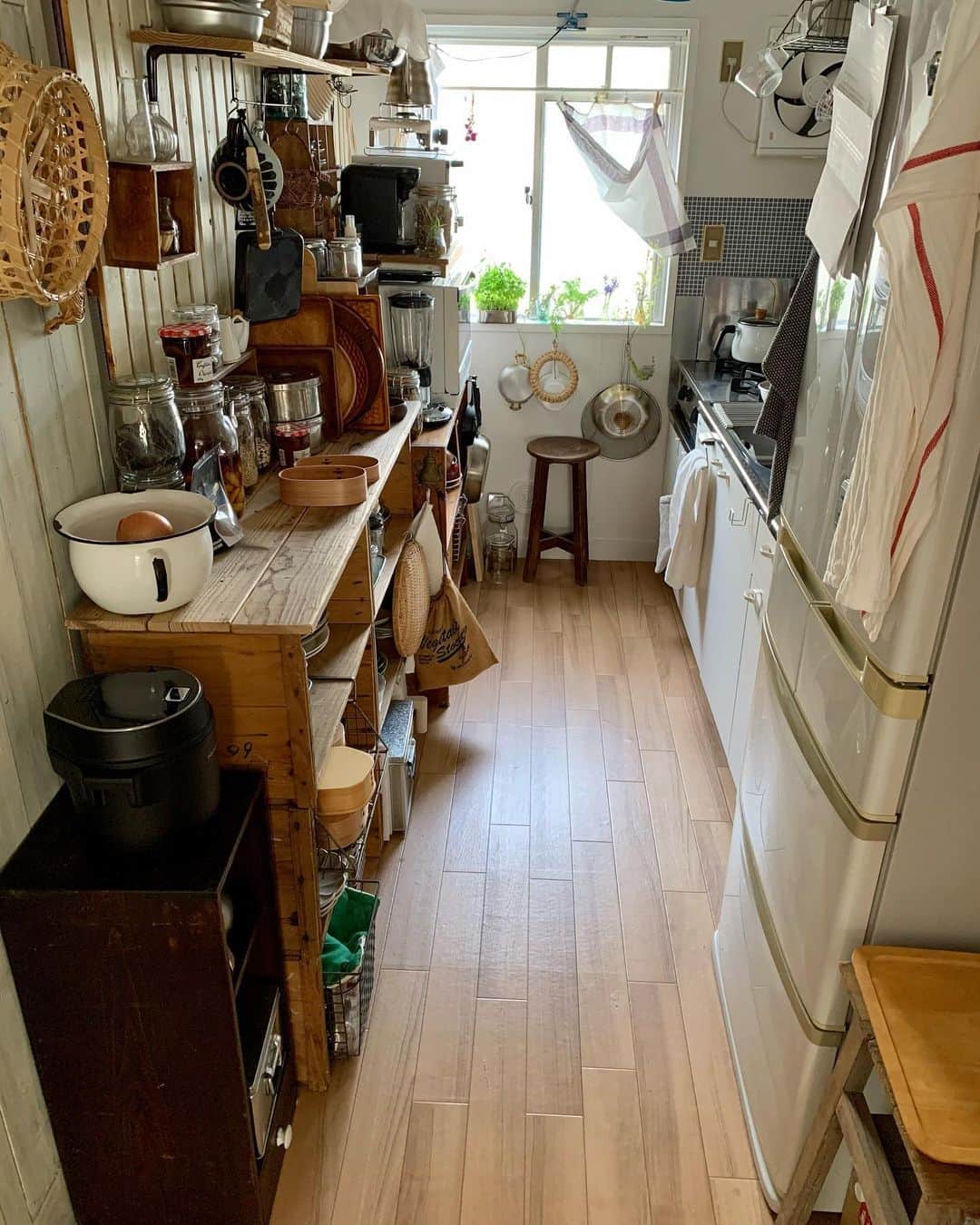 aya*** さんのインスタグラム写真 - (aya*** Instagram)「2021.2.27 Saturday﻿ ﻿ ﻿ ちょっと思い立って、　﻿ 小さい古家具をちょこっと模様替えしてみた。﻿ え？どこを？っていう声が聞こえてきそうやけど笑﻿ 台所とダイニングに置いてあった家具をトレードさせて﻿ こないだお迎えした小さい炊飯器の定位置に。﻿ 今まで使ってきた一升炊きの炊飯器は、 子どもらが一斉に帰省した時に使うかもしれんので、 とりあえず押入で待機させときました😊﻿ ﻿ ﻿ さてと。﻿ 明日から、春休み満喫中の次男が帰省するんで﻿ (県内帰省です)﻿ 寝床の用意と、冷蔵庫をお肉で潤わせておかんとね😂﻿ ﻿ ﻿ ﻿ #団地#台所#キッチン#団地キッチン#古家具のある暮らし#古家具#ふだんの台所#フーディーテーブル#暮らし#日々#おうちごはんLover#マカロニメイト#一人暮らし#暮らしの記録#日々#日々の暮らし#ひとり暮らし#暮らしを楽しむ#おうちごはん#団地暮らし#賃貸#賃貸インテリア#賃貸キッチン#ムクリ#キナリノ #愛用のキッチン #たのしいキッチン #igersjp#kitchen#interior#folk_fan」2月27日 10時22分 - aya_aya1128