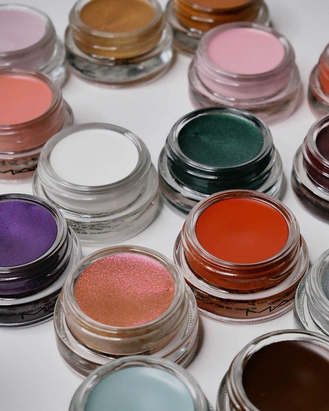 のインスタグラム：「Discover the power of our 24-hour eye shadows packed with built-in primers. #MACPaintPot:  🖤Now comes in 24 cream-to-powder colours that prime, shade – and last 24 hours 🖤Goes on creamy and dries to an intense, vibrant finish 🖤Blends smoothly over lids for buildable, non-creasing coverage with a second-skin finish 🖤Serves up superior colour purity that stays true and will not streak」