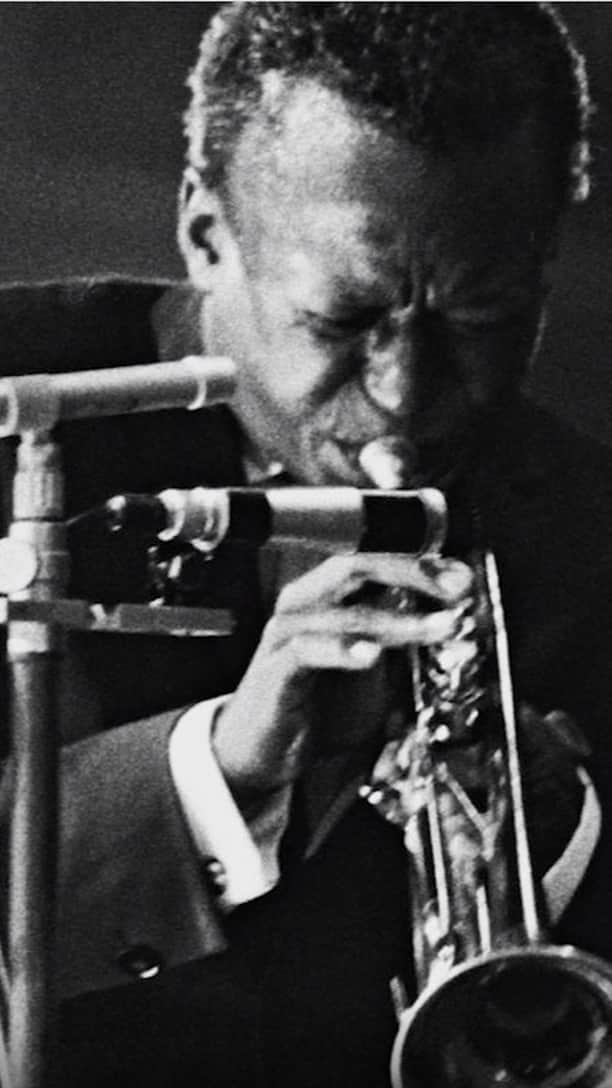 クリスティーズのインスタグラム：「Born and raised in Illinois, Miles Davis moved to New York in 1944, where he joined the bebop quintet of his idol, the saxophonist Charlie Parker — and the rest is history . . In 2019, we were entrusted with the sale of Davis' blue-lacquer ‘Moon and Stars’ trumpet.  . #artist #musician #americanmusician #jazz #jazzmusic @keyonharrold」