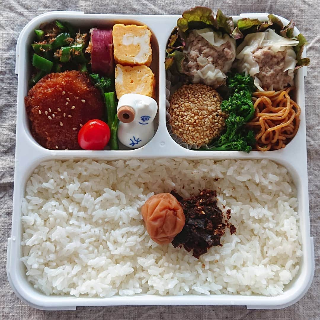 藤森夕子さんのインスタグラム写真 - (藤森夕子Instagram)「おはようございます(^-^) 先日の息子弁当。前日作った焼売をスライドさせ、焼きそばやごま団子と一緒に中華弁当☝️そして、ひょうちゃんもね(^^)b  ネットてポチっとお買い物するのが普通の時代になり、私も便利に使うようになって、 今朝、好きな作家さんの器のオンライン個展で時報を片手にオンタイムになった瞬間ポチっとし始めたけどあれよあれよで瞬殺…。撃沈でした😭三分も経たないうちにall sold out 今までの瞬殺されてきた失敗をしないために事前登録や準備もしておいたけどほんと物凄い人気！個展の抽選も当たったことなくて５年ぐらい恋い焦がれてる…また、次の機会を待とう。  気を取り直し、土曜日楽しく凄そう😁👍 みなさんも楽しい週末を！ #お弁当#お弁当部 #お弁当作り #お弁当記録 #息子弁当#中学生弁当#男子中学生弁当#部活弁当#おべんたぐらむ#てづくりごはん365 #てづくりおべんと365 #フーディーテーブル#フードマン#フードマン800 #中華弁当#焼売弁当#男子弁当#息子弁当記録#今日のお弁当#obento#lunchbox#ひょうちゃん#お弁当作りたのしもう部」2月27日 10時39分 - yukofujimori2525