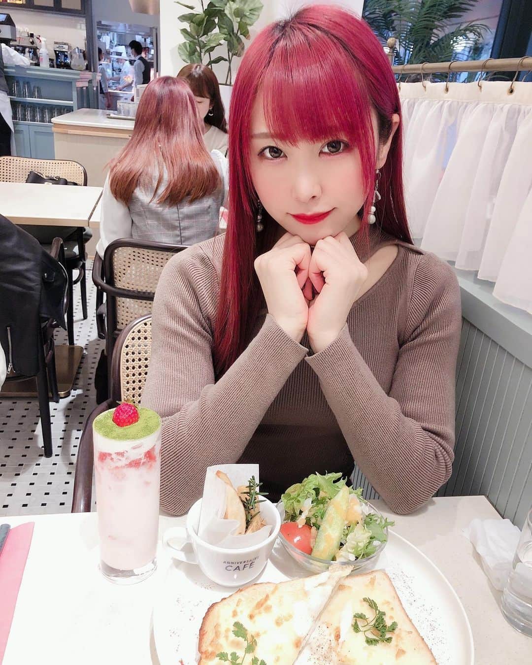 のインスタグラム：「おはくま🐻 . . #おはよう #gm #goodmorning #おはくま #cafe #カフェスタグラム #彼女感 #tokyo #表参道 #lunch #アニヴェルセル #苺 #期間限定 #ピンクカラー #ブリーチ #ロングヘア #idol #アイドルボウラー #イケてるハーツ #候補生 #Pリーガー #bowling #japanesegirl #fashion #fff #l4f #followｍe #followers #すきぴ」