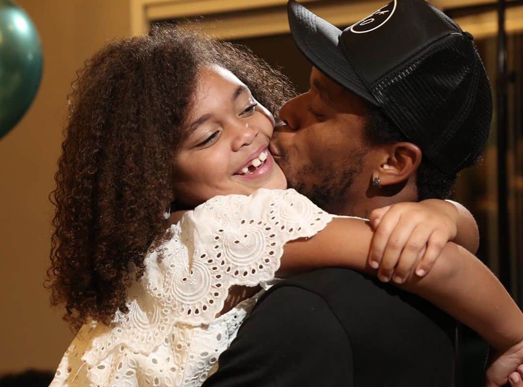 ルイス・アドリアーノのインスタグラム：「Há 8 anos minha princesinha chegou e mudou toda a minha vida.  PARABÉNS MINHA FILHA, hoje é o seu dia e eu te desejo tudo de melhor , desejo que vc seja muito feliz sempre.  Você sempre vai ser a PRINXEUSA mais linda do pai.  TE AMO MEU AMOR! ❤️ Que você tenha um dia muito especial do jeitinho que vc gosta .  Estarei pra sempre ao seu lado  FELIZ ANIVERSÁRIO 🥳🎉🎉🎊🎊🎈🎈🎈🎈 Papai te AMA mais que tudo! ❤️」