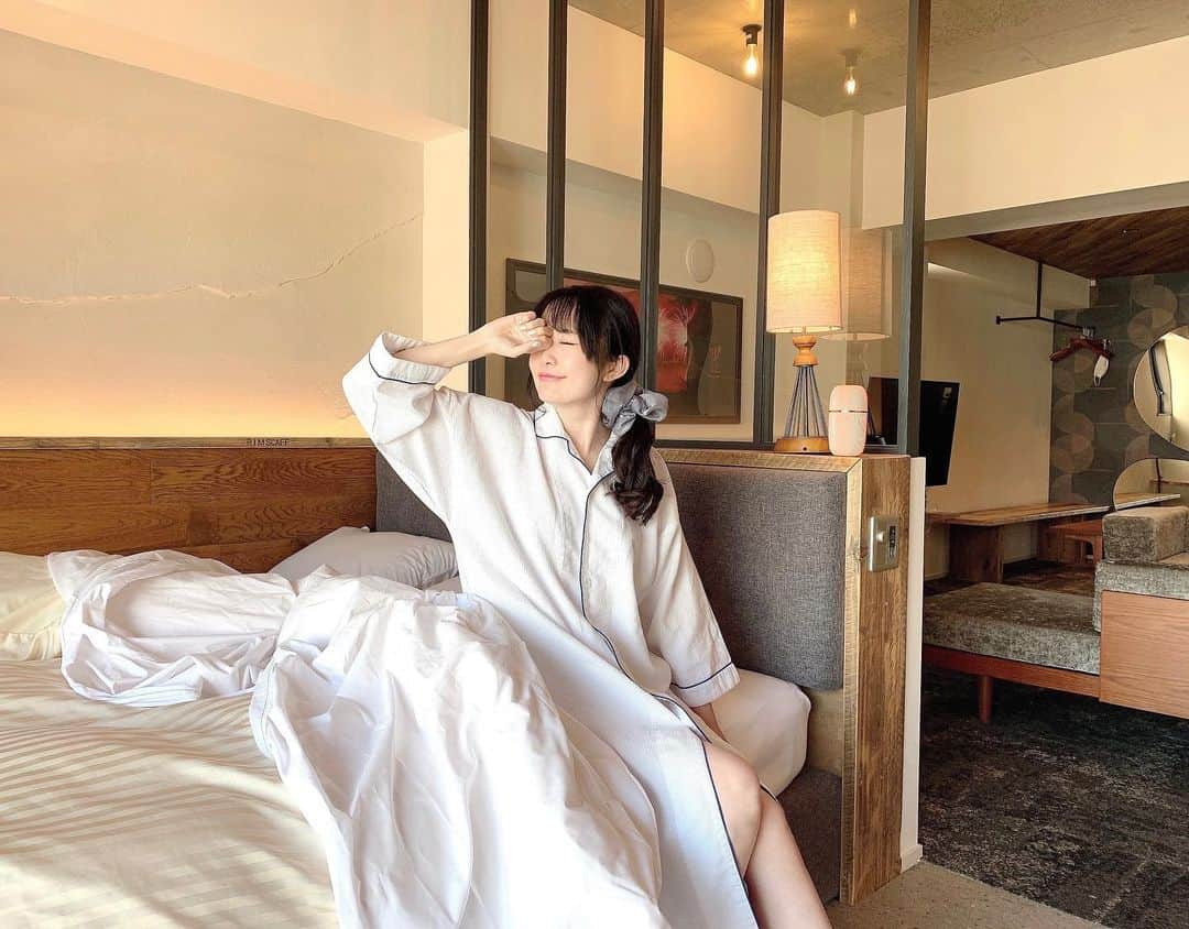 浅井麻里さんのインスタグラム写真 - (浅井麻里Instagram)「🛏✨🛏✨﻿ ﻿ おはよー！今日すごく寒いから﻿ あったかくして過ごそうねー！❄️☃️﻿ ﻿ ﻿ 写真はこの前泊まったホテルでの朝📸﻿ ホテルについてはまた改めて投稿するね💕﻿ ﻿ 枕元に置いてるのは、﻿ 家でも外泊先でもお馴染みのお供♬﻿ @cleanrefre_official の﻿ クリーンリフレ入りピンクの卓上加湿器✨﻿ コンパクトだから持ち運びもしやすい❤️﻿ ﻿ クリーンリフレは、日本の厚生労働省が認めた﻿ ウィルスや細菌を不活性化できる除菌水💫﻿ ﻿ 空間除菌や食品の除菌、清掃、消臭などに使えて﻿ 細菌やウィルスを滅する能力がすごく高いことが﻿ 実証実験で証明されてるんだけど、﻿ 【食塩と水のみ】で作られてるから﻿ 目や口に入っても大丈夫なくらい、﻿ 人体に対する安全性も高い❣️﻿ だから安心して使える♬👍﻿ お子さんやペットがいるお家でも安心だよ💕 ﻿ 最近火事のニュースが多いくらい乾燥激しいし﻿ 加湿にも気をつけましょー✨🤔﻿ ﻿ ﻿ #電解除菌水#クリーンリフレ#ピンクアイテム#卓上加湿器#ウイルス対策#加湿器#空間除菌#ホテル#pr#除菌﻿」2月27日 10時48分 - mari_asai_625