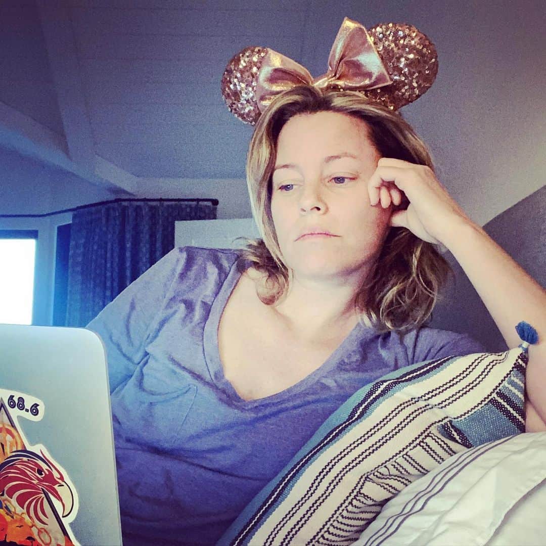 エリザベス・バンクスさんのインスタグラム写真 - (エリザベス・バンクスInstagram)「I just needed the ears today. Also, my bed is my office. Happy weekend. 😘」2月27日 10時48分 - elizabethbanks