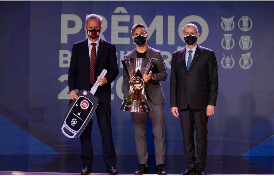 サッカー ブラジル代表チームさんのインスタグラム写真 - (サッカー ブラジル代表チームInstagram)「Troféus e prêmios entregues no Prêmio Brasileirão 2020! ✅⚽🏆 ⠀ Fotos: @lucasfigfoto / CBF」2月27日 10時51分 - cbf_futebol